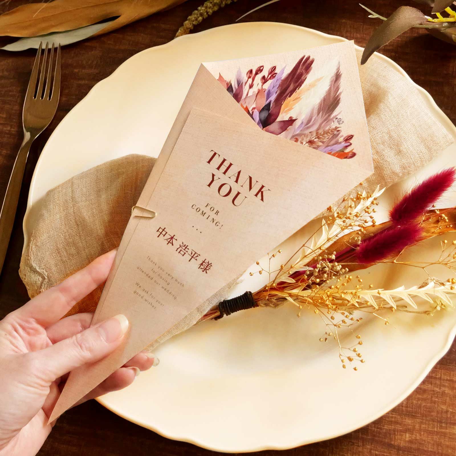 ミニブーケのように秋婚にぴったりのお花がプリントされた席札メニュー表