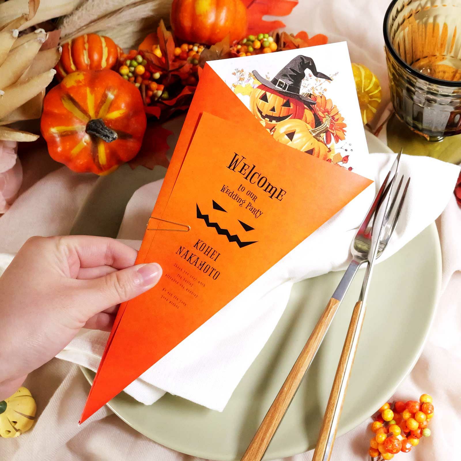 ミニブーケのように秋婚にぴったりのお花がプリントされた席札メニュー表