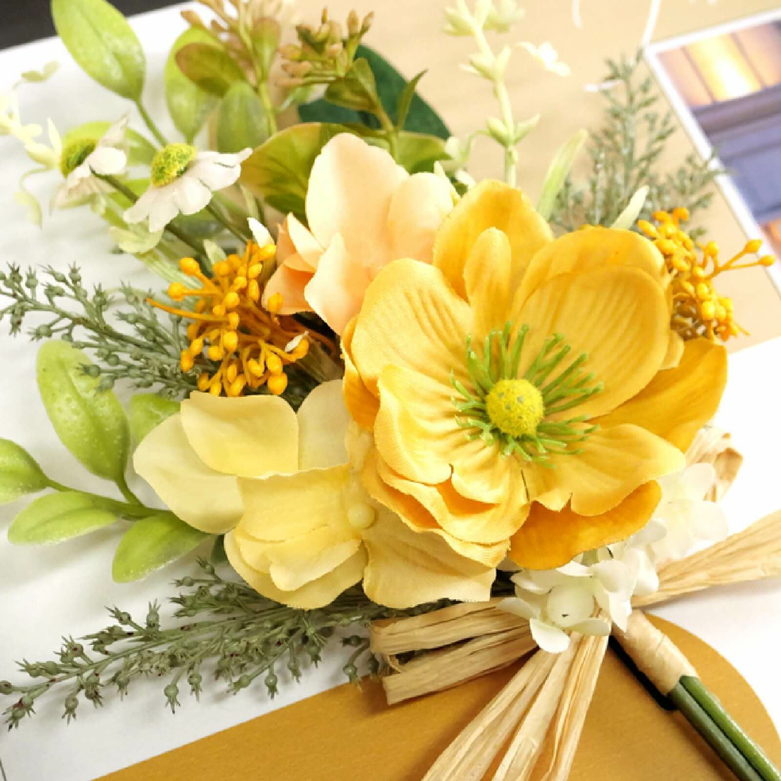 イエローオーカーの花束を添えたおしゃれな感謝状