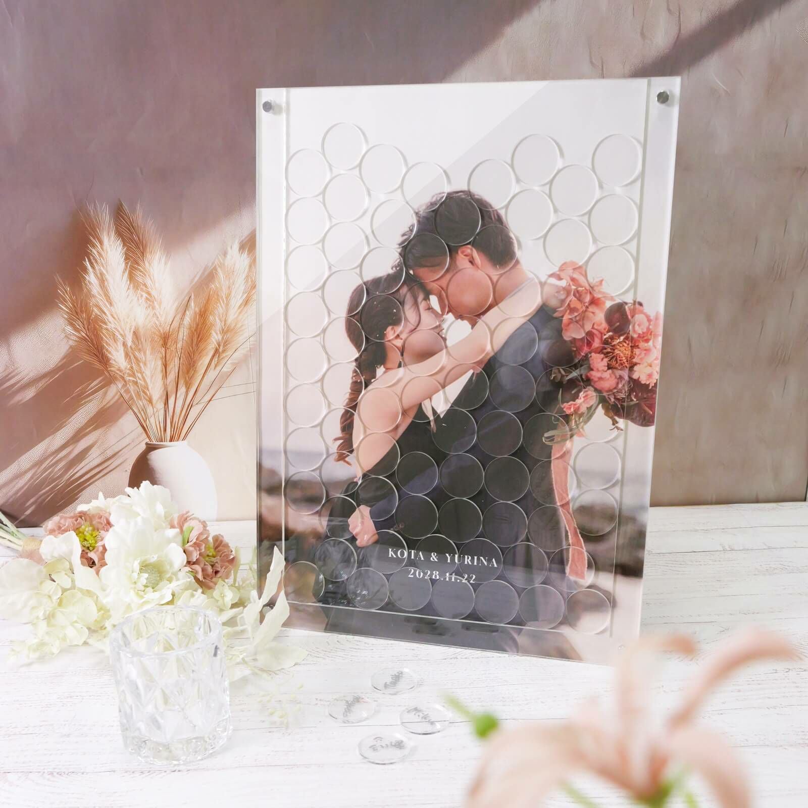 思い出のフォトを全面に印刷二人に代わってゲストをお出迎え