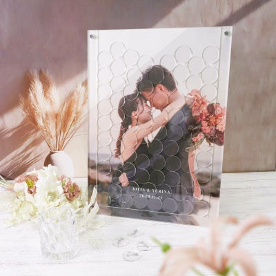 思い出のフォトを全面に印刷二人に代わってゲストをお出迎え