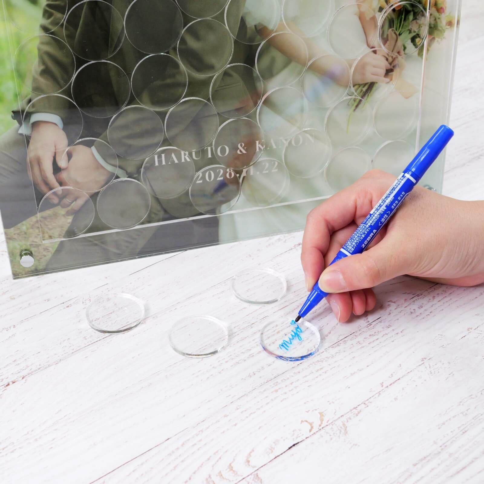 透明なチップに名前やメッセージを書いてもらいINするゲスト参加型結婚証明書