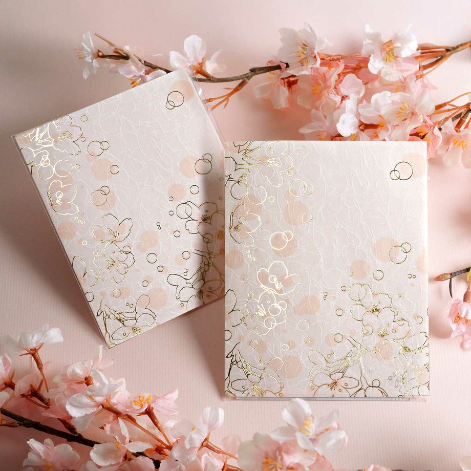 金色の繊細なラインで描かれた桜の箔押し入り半透明のペーパーが上品で可愛らしいプチギフト