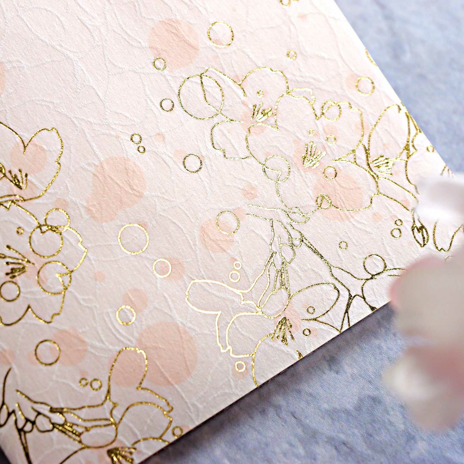 高級感を感じさせる箔押しと葉脈のような素材感