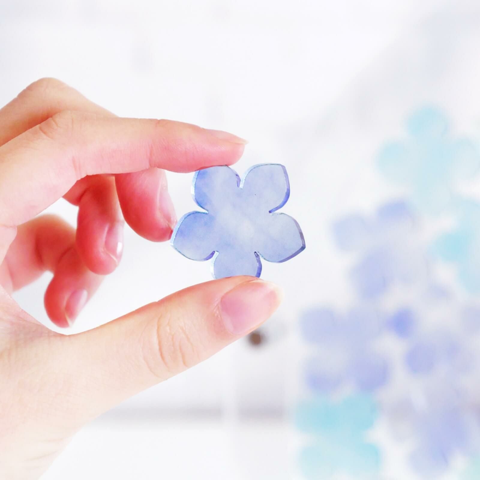 透明感が際立つ美しさ光を纏うブルーのピース