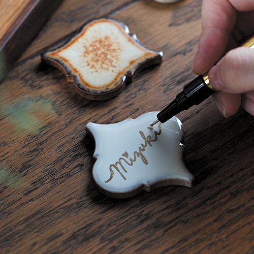 ランタン型のタイルに、ゲストに名前を記入してもらう