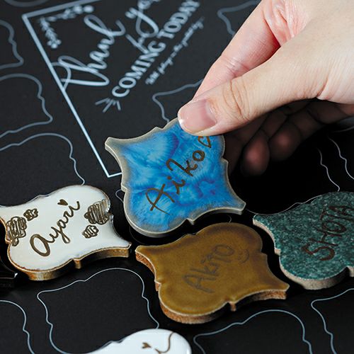 ランタン型のタイルを、ボードに貼り付ける