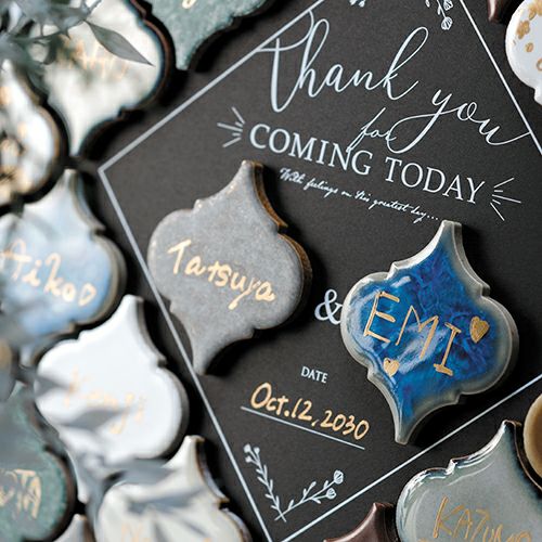 お二人のタイルにサインしてボードに貼り付けて完成