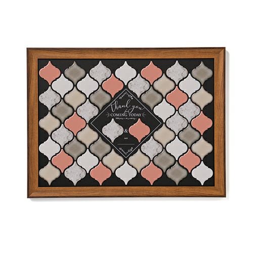 ポイントピンクカラーのランタン型ウェルカムタイルボード