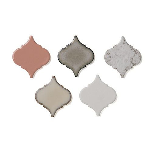 ポイントピンクカラーのランタン型ウェルカムタイルボード