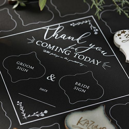 中央に新郎新婦のランタン型タイルと日付を記入