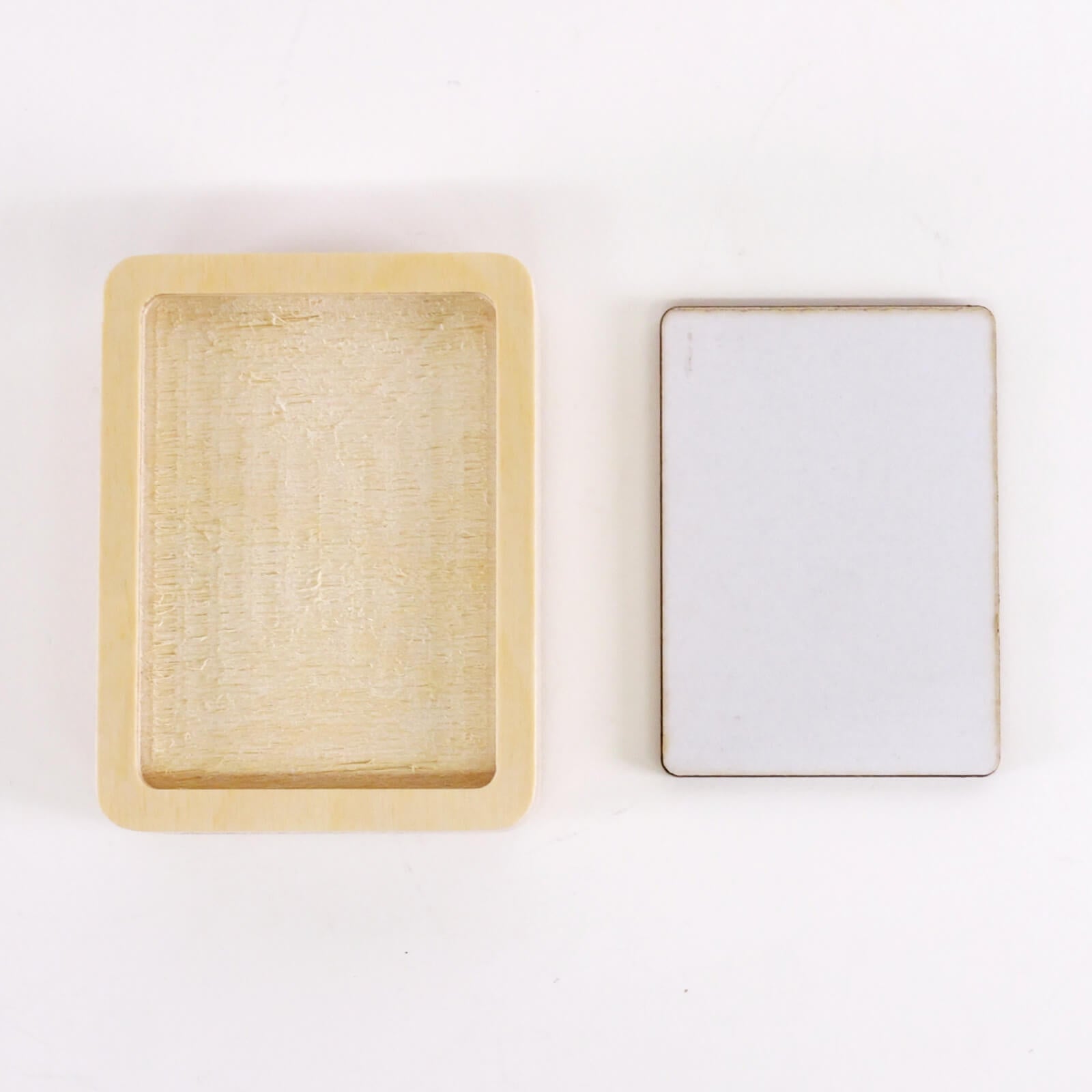 木製ブロックと粘着シール付きプレート