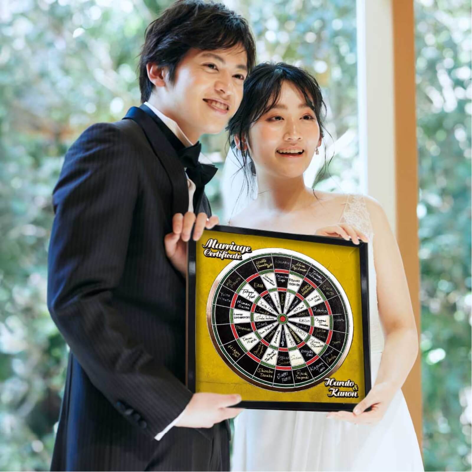 矢を放つようにふたりの未来を射止めるダーツ風結婚証明書