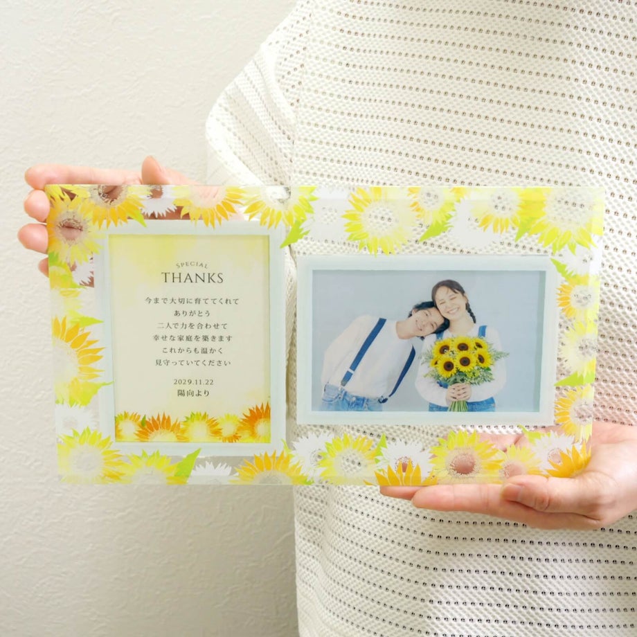 美しく飾れる結婚式の記念品としてガラスフォトフレーム