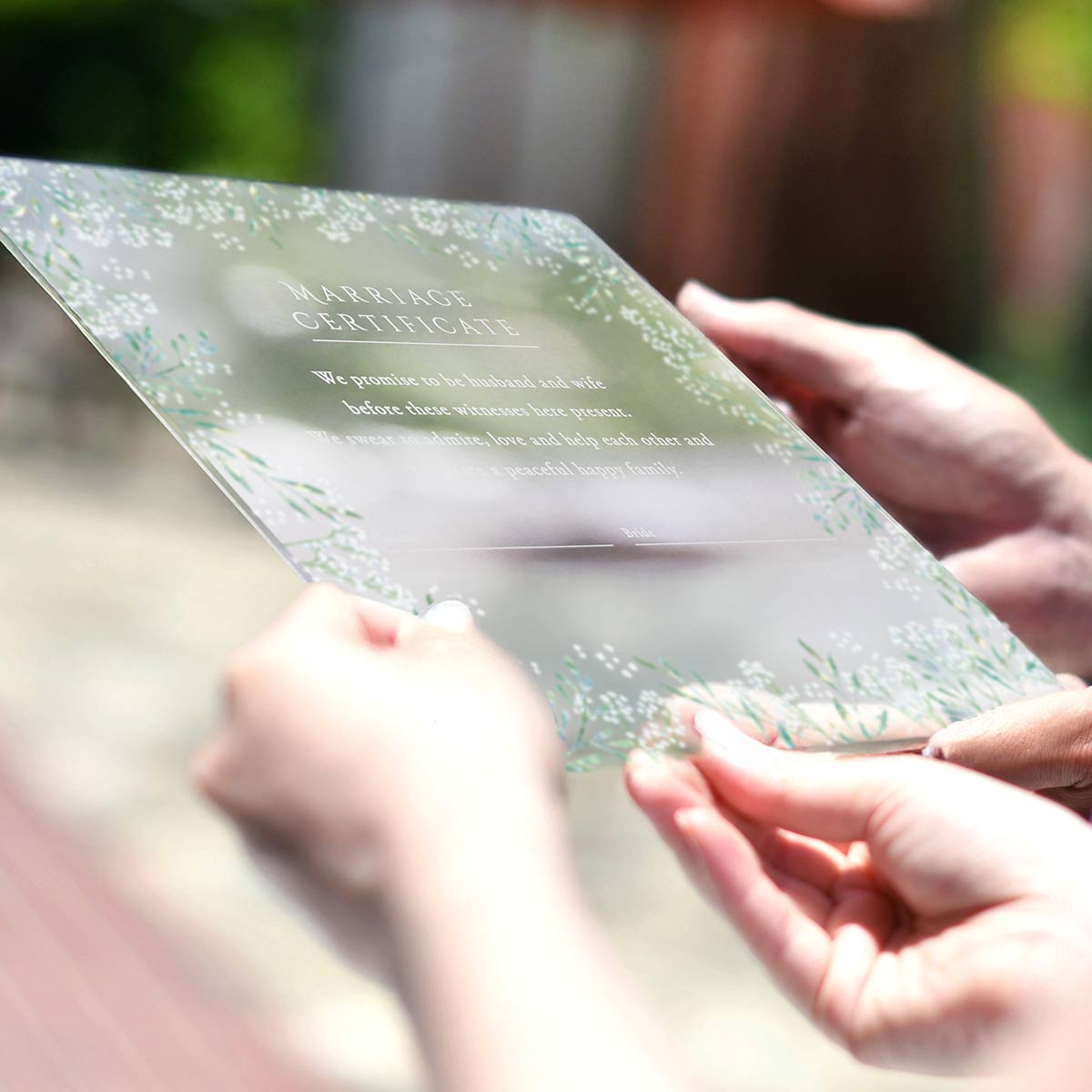 結婚式の誓いのシーンをおしゃれに演出するアクリルの結婚証明書