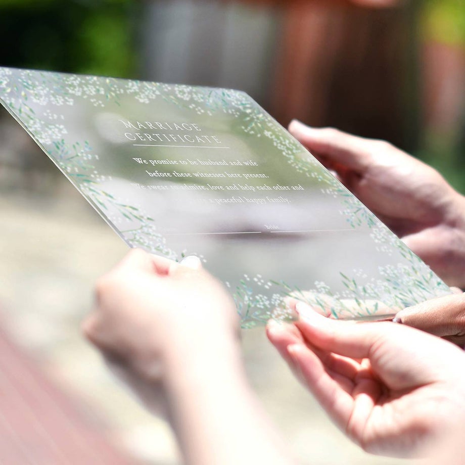 結婚式の誓いのシーンをおしゃれに演出するアクリルの結婚証明書