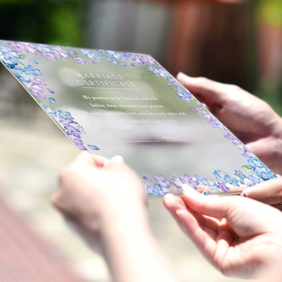 結婚式の誓いのシーンをおしゃれに演出するアクリルの結婚証明書