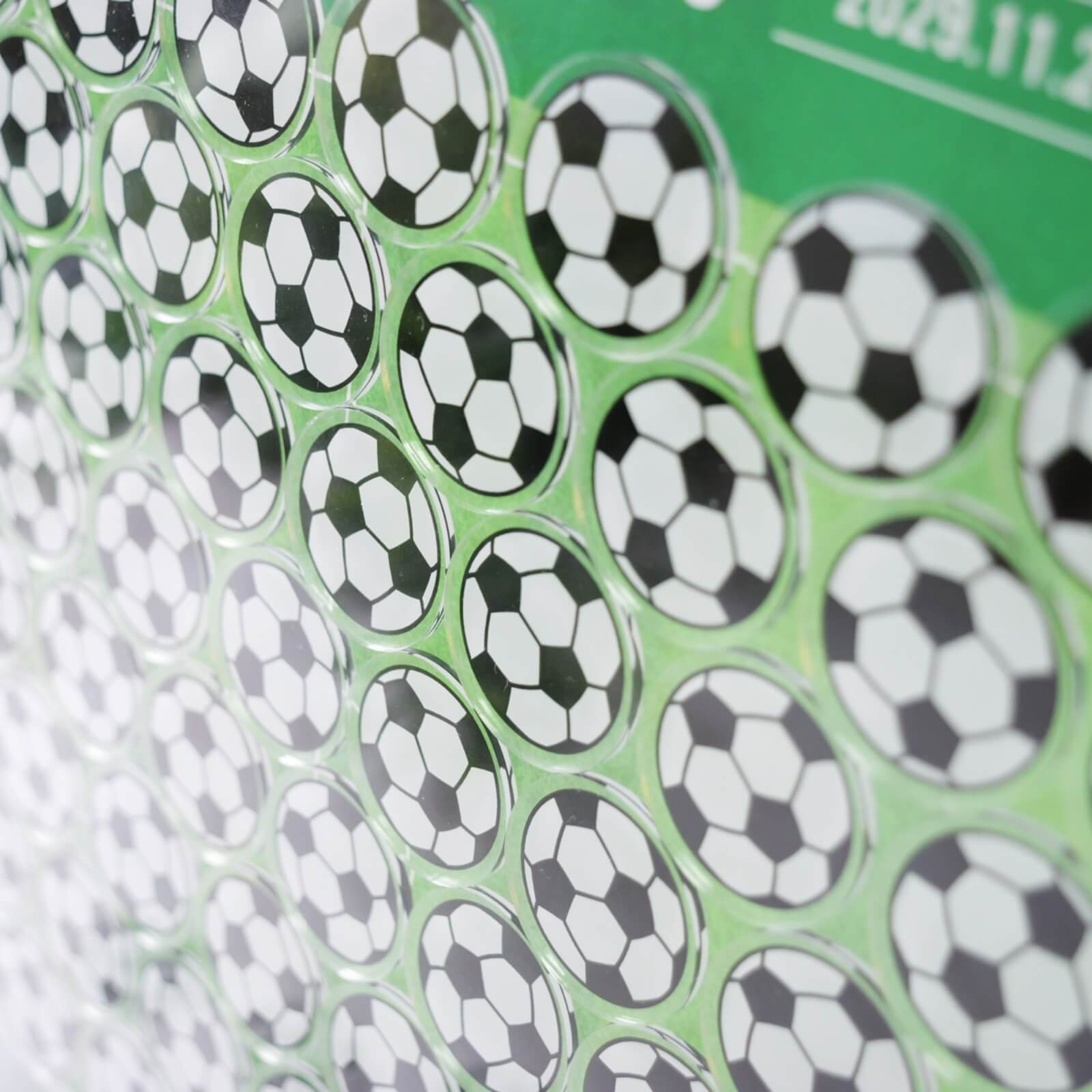サッカーボール型ピースのカラーは2種類／モノクロ