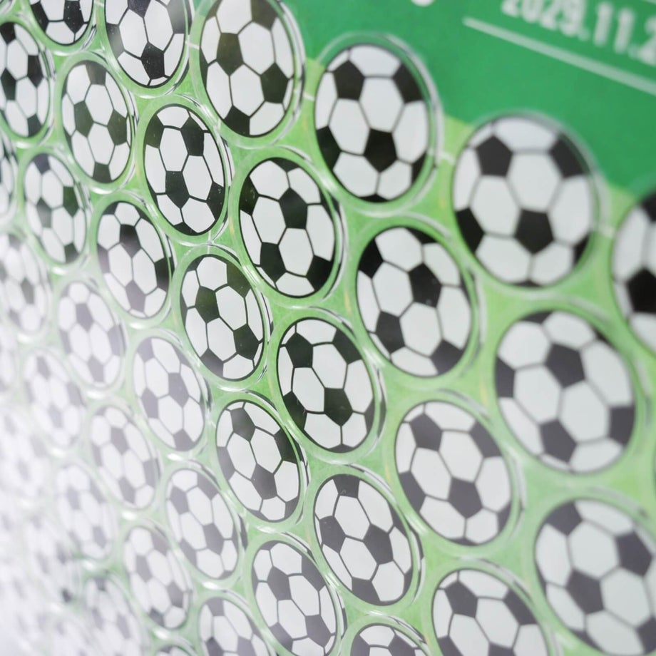 サッカーボール型ピースのカラーは2種類／モノクロ